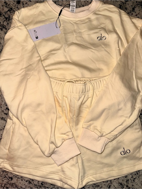 ALO Yoga Tops - Size M ALO Yoga Women’s  Cropped Crewneck Shorts Set - Yellow